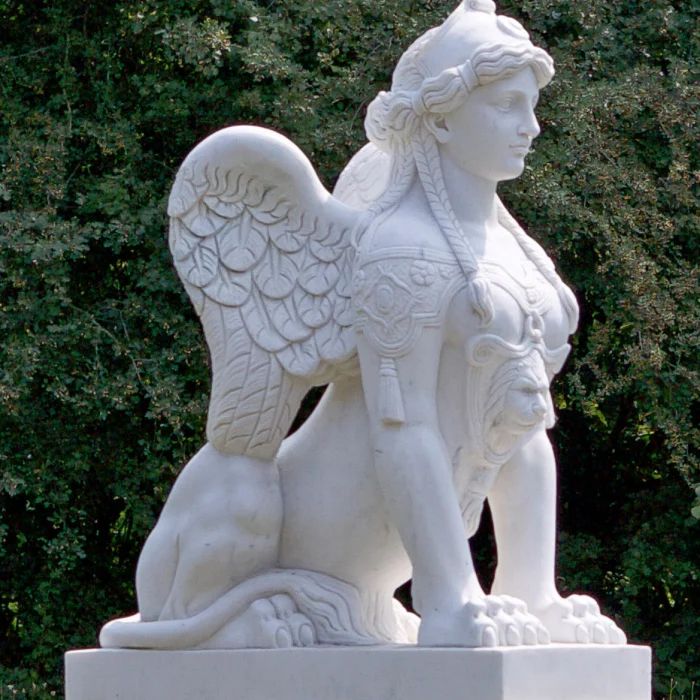 Paire de sculptures en marbre "Sphinx ailes" 