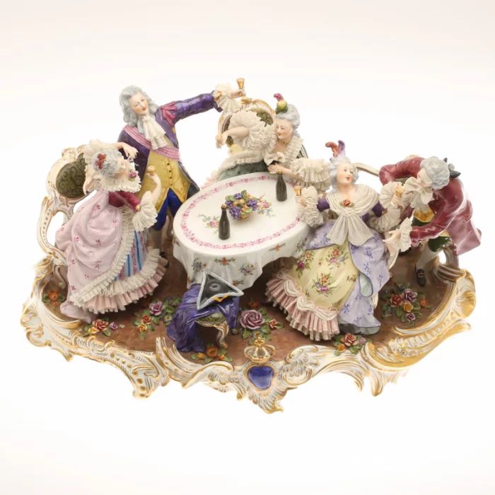 Composition en porcelaine Le banquet des Monsieur et Dames