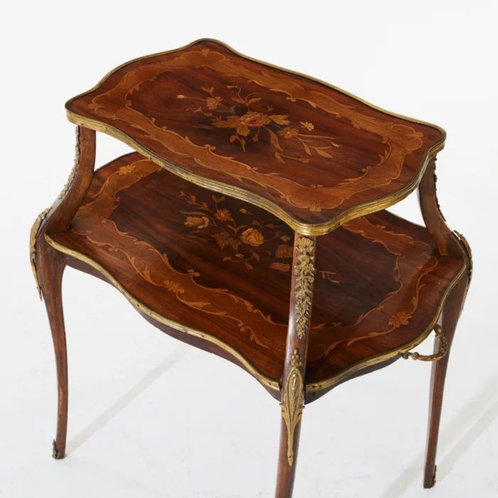 Une belle table à thé de style Louis XV
