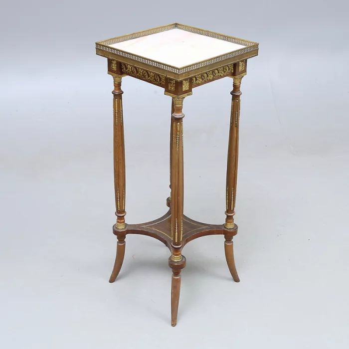 Louis XVI stila galdiņš