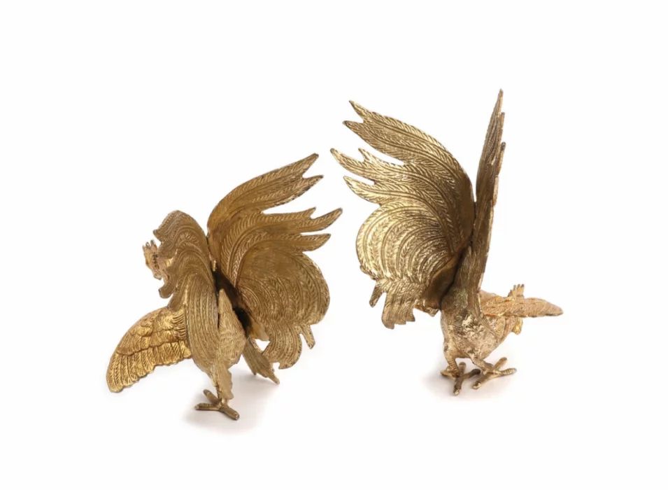 Une paire de figurines dorees expressives Coqs de combat
