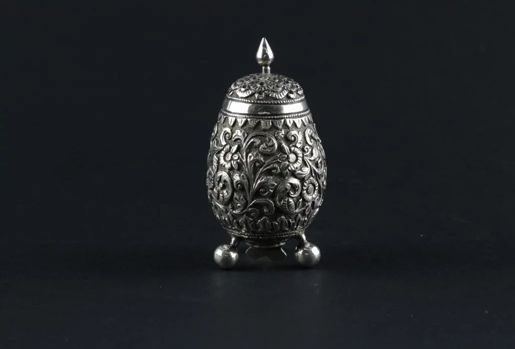 Salière en forme de LOeuf