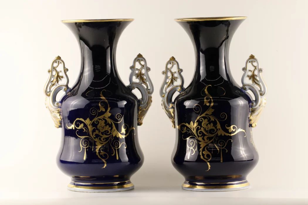 Paire de vases neo-baroques
