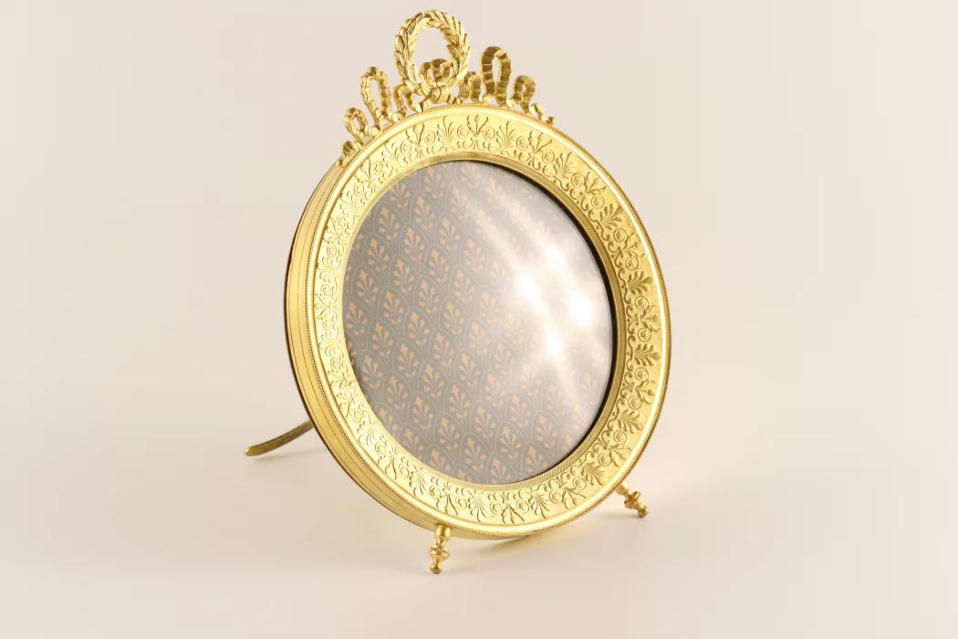 Round gilded photo frame  in Empire style