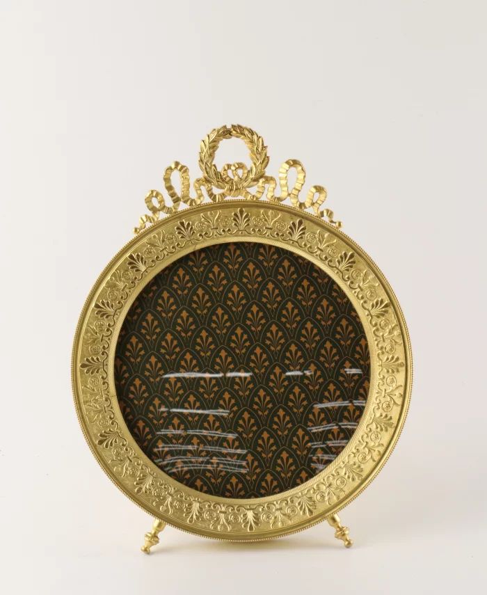Round gilded photo frame  in Empire style