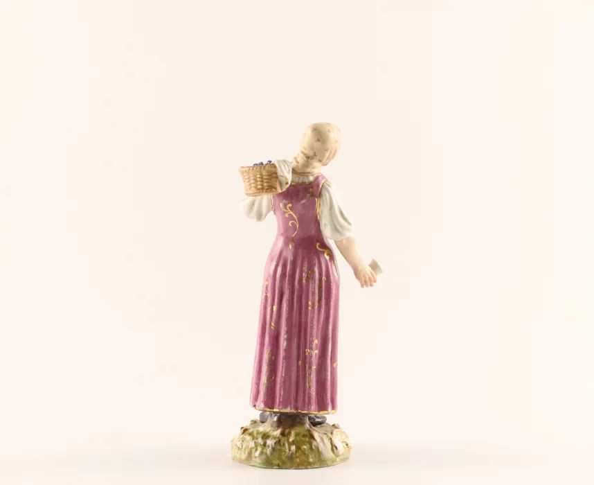 Figurine en porcelaine "Paysanne aux fruits rouges "