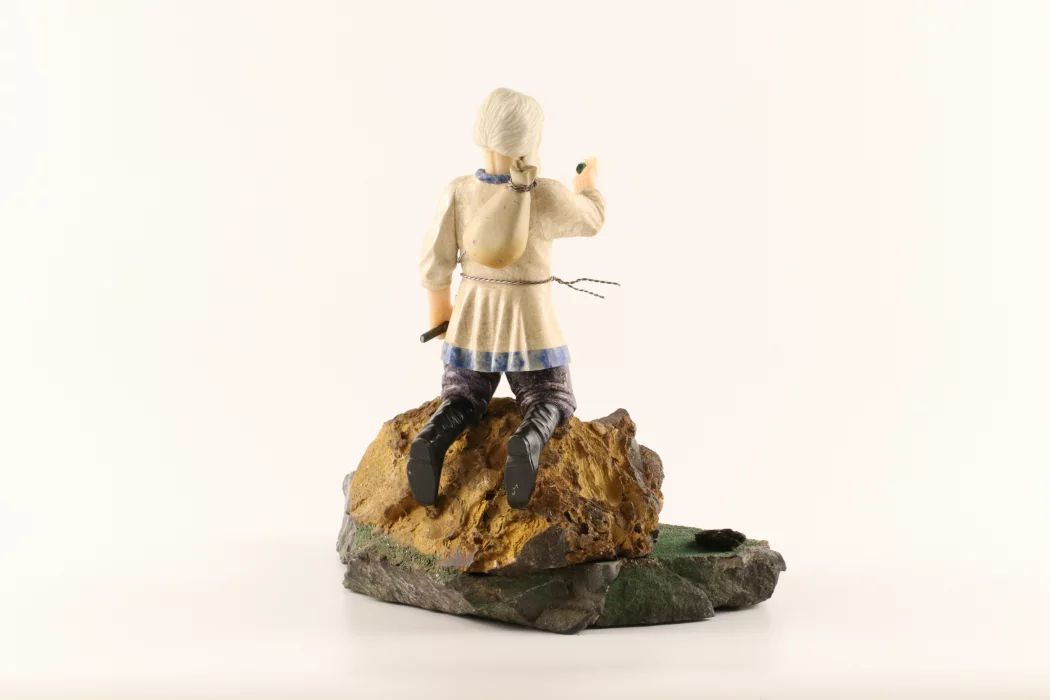 Figurine taillee dans la pierre Stone Seeker dans le style Faberge. 