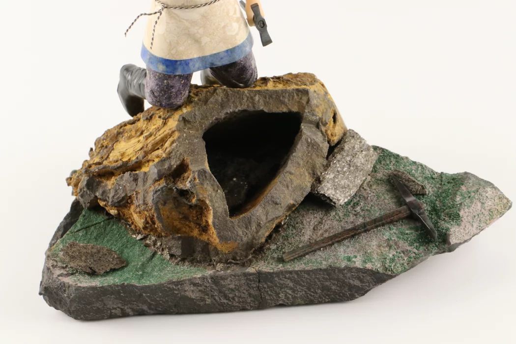 Akmens griezta figūriņa Akmens meklētājs Faberžē stilā. 