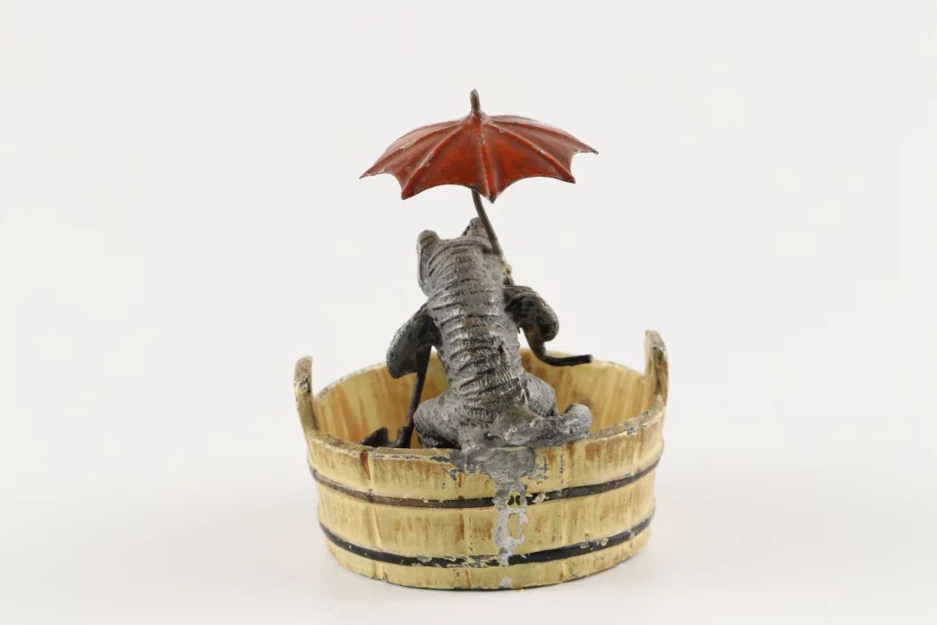 Miniature sarcastique viennoise "Chat sous un parapluie"