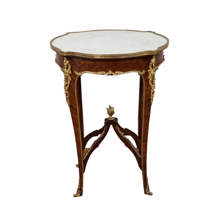 Table de salon elegante avec un plateau en marbre.