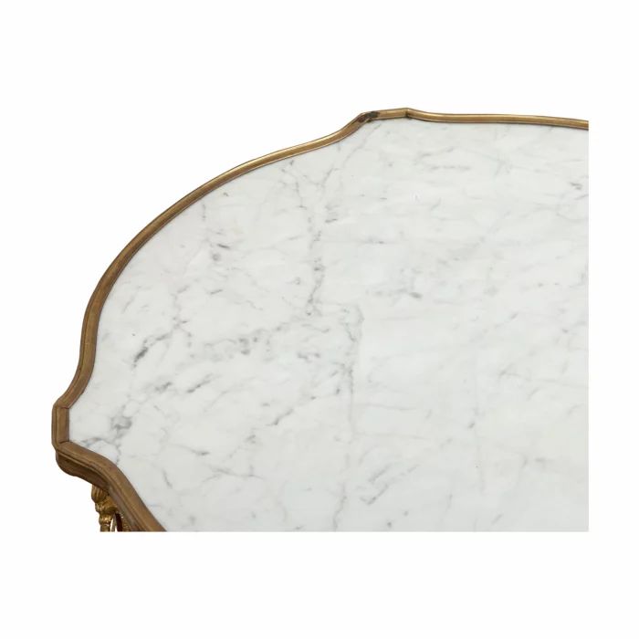 Table de salon élégante avec un plateau en marbre.