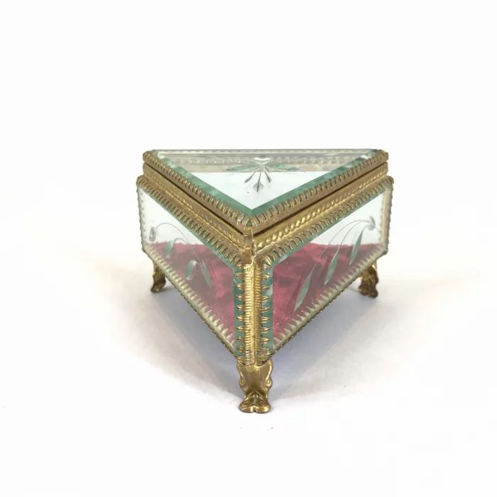 Triangular jewelry box