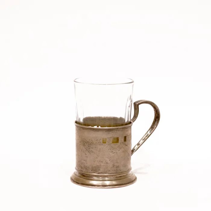 Porte-gobelet en argent avec un verre.