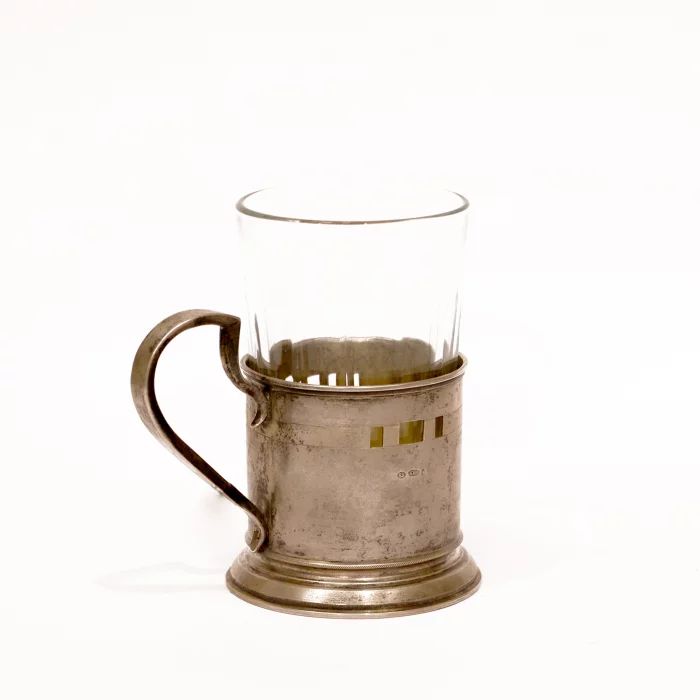 Porte-gobelet en argent avec un verre.