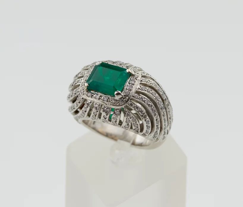 White gold ring with Emerald