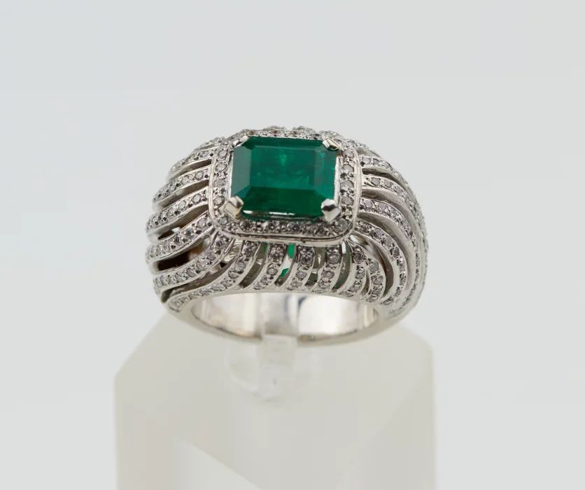White gold ring with Emerald