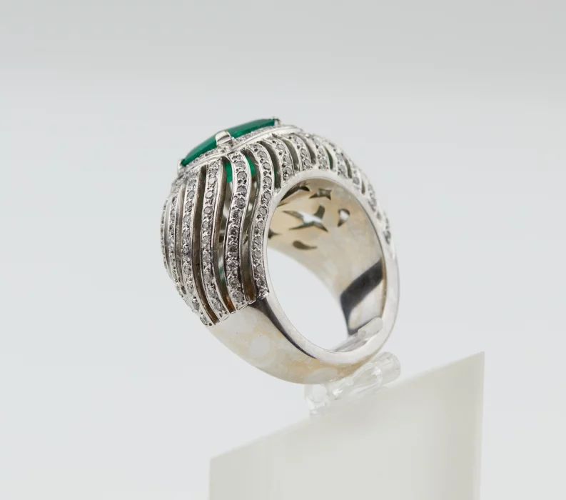 White gold ring with Emerald