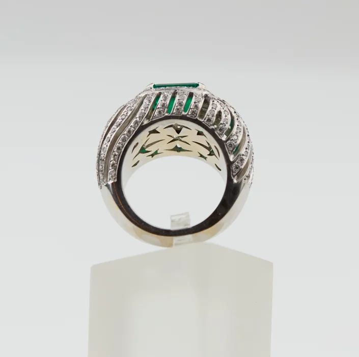 Кольцо с  изумрудом и бриллиантами