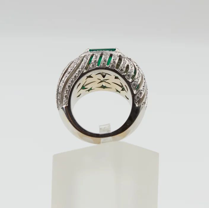 White gold ring with Emerald