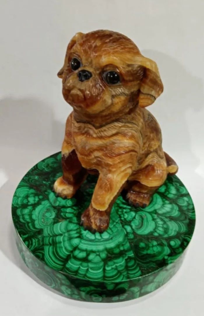 Figurine taillee dans la pierre "Chiot à los" 