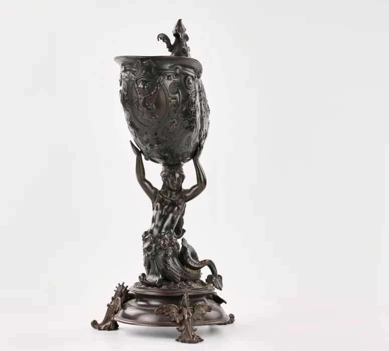 Cruche en bronze avec un bol en forme de Nautilus 