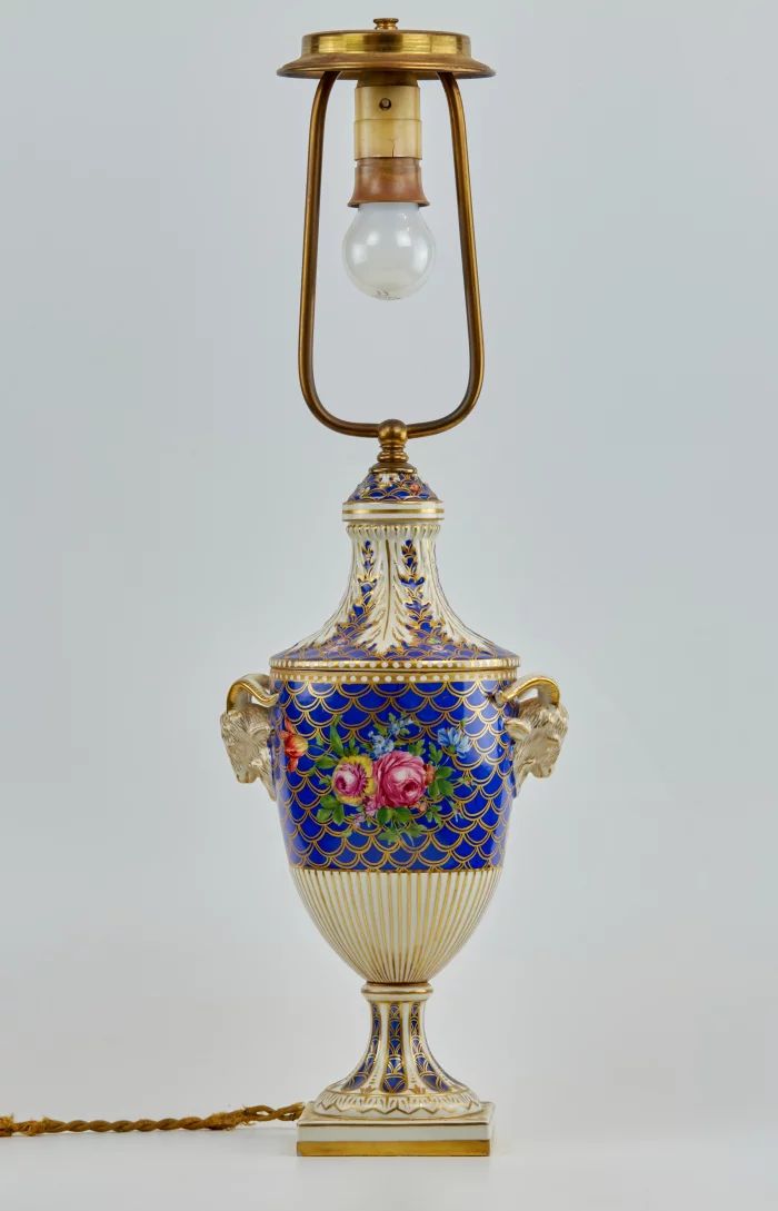 Table lamp with porcelain. 
