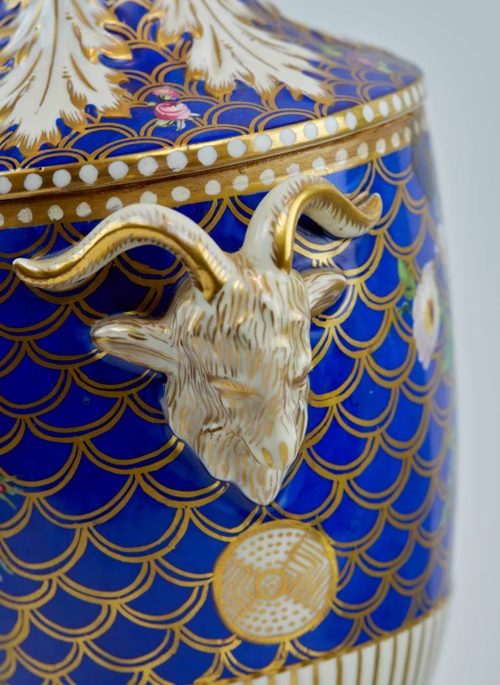 Galda lampa ar porcelānu. 