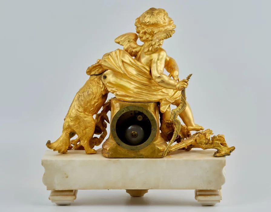 Philippe Mourey. Pendule Putti avec un chien. 