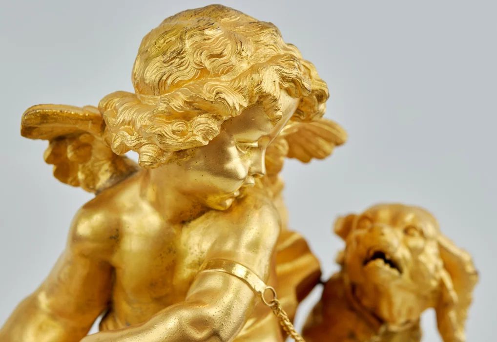 Philippe Mourey. Pendule Putti avec un chien. 