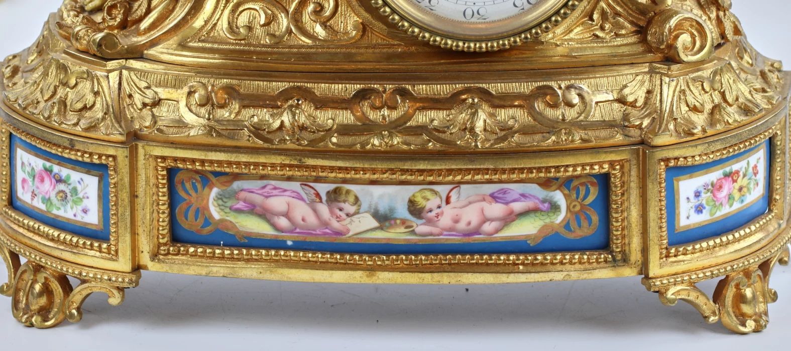 Mantel clock Allegories of Painting of gilded bronze 1920