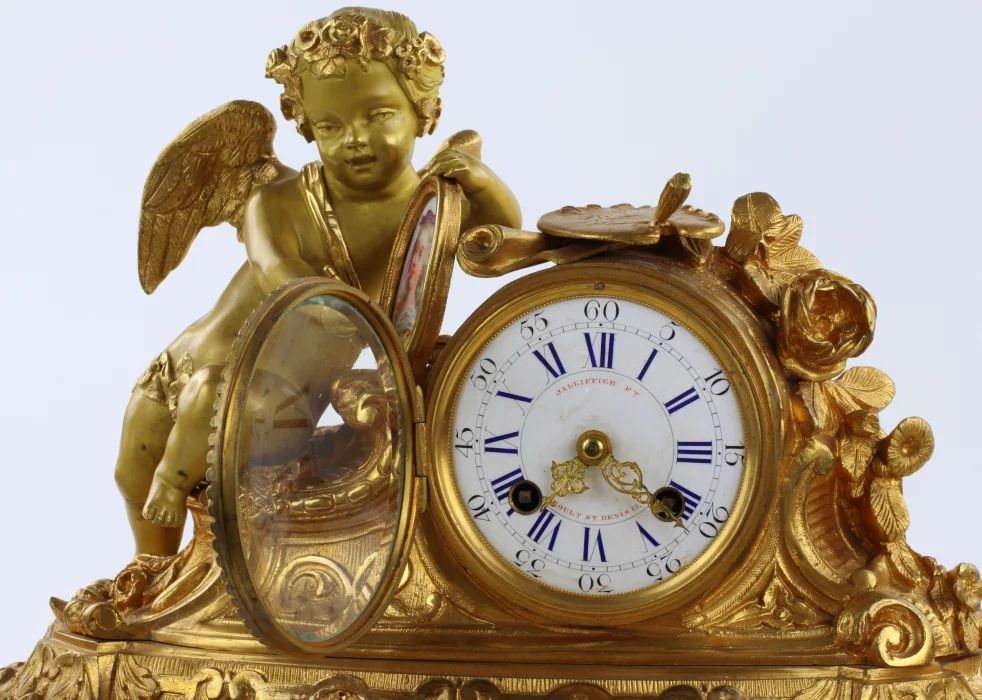 Mantel clock "Allegories of Painting" of gilded bronze 19/20