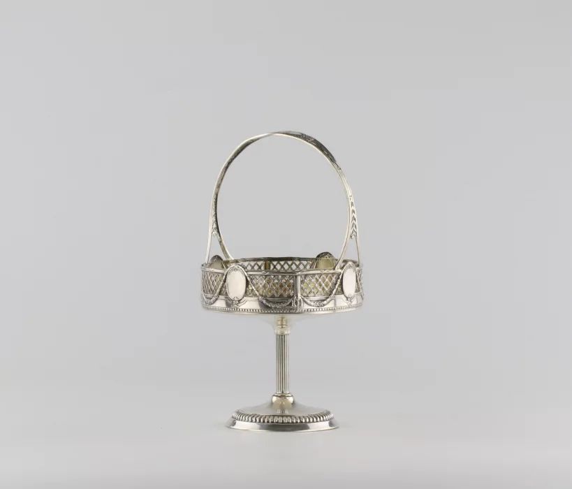 Bonbonnière austère en argent