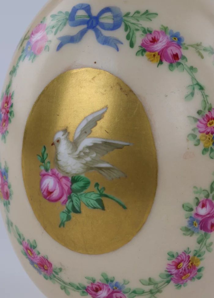 Un grand œuf de Pâques en porcelaine