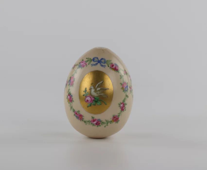 Un grand œuf de Pâques en porcelaine