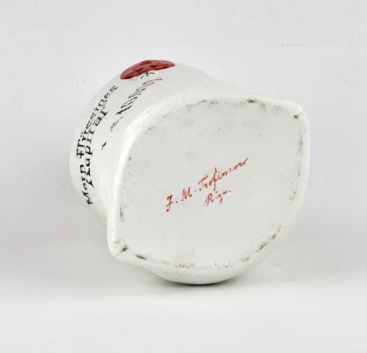 Une bouteille en porcelaine avec le slogan "Mein flüssiges Kapital" 