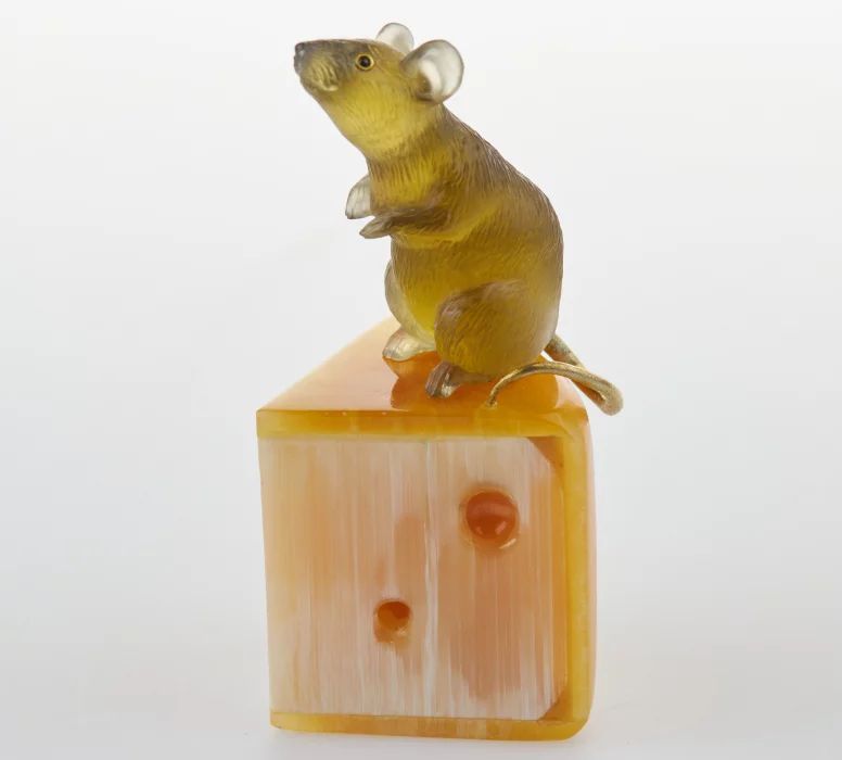 "Souris sur fromage" miniature taillee sur pierre