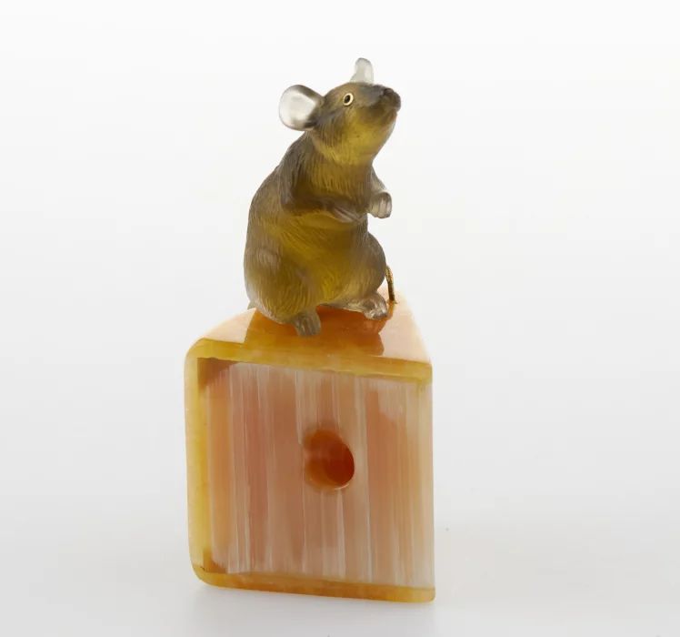 "Souris sur fromage" miniature taillee sur pierre