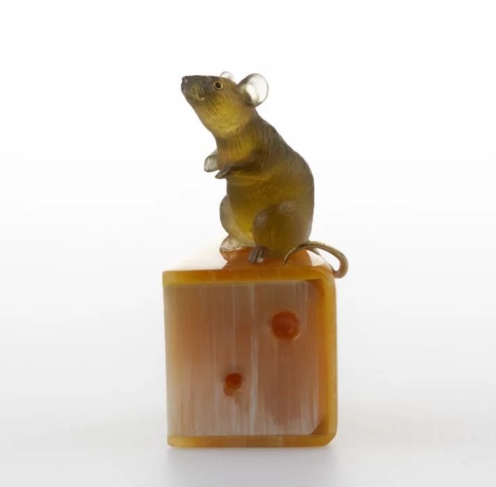 "Souris sur fromage" miniature taillee sur pierre
