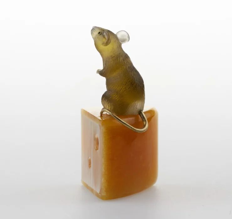 "Souris sur fromage" miniature taillee sur pierre