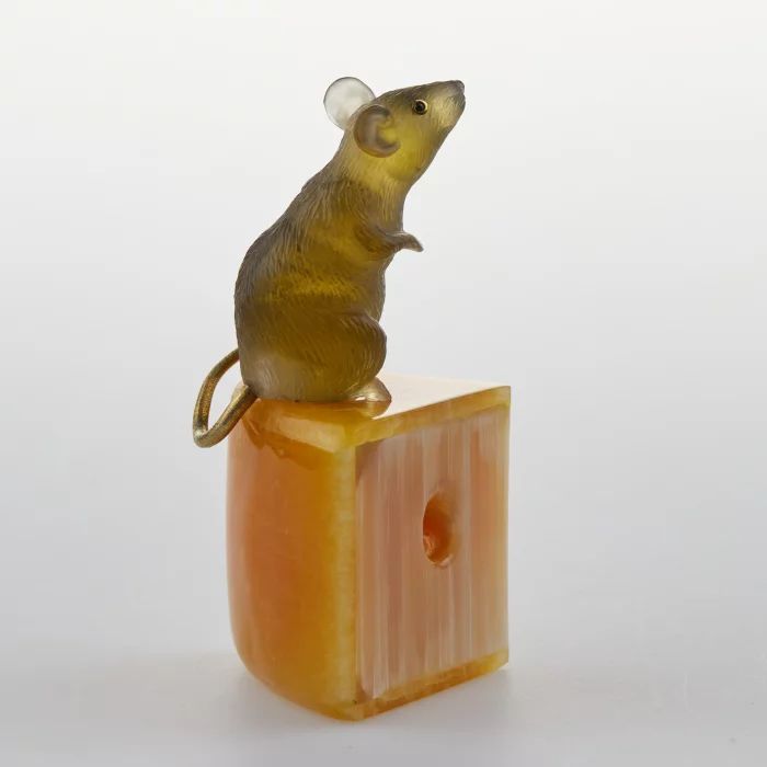 "Souris sur fromage" miniature taillee sur pierre