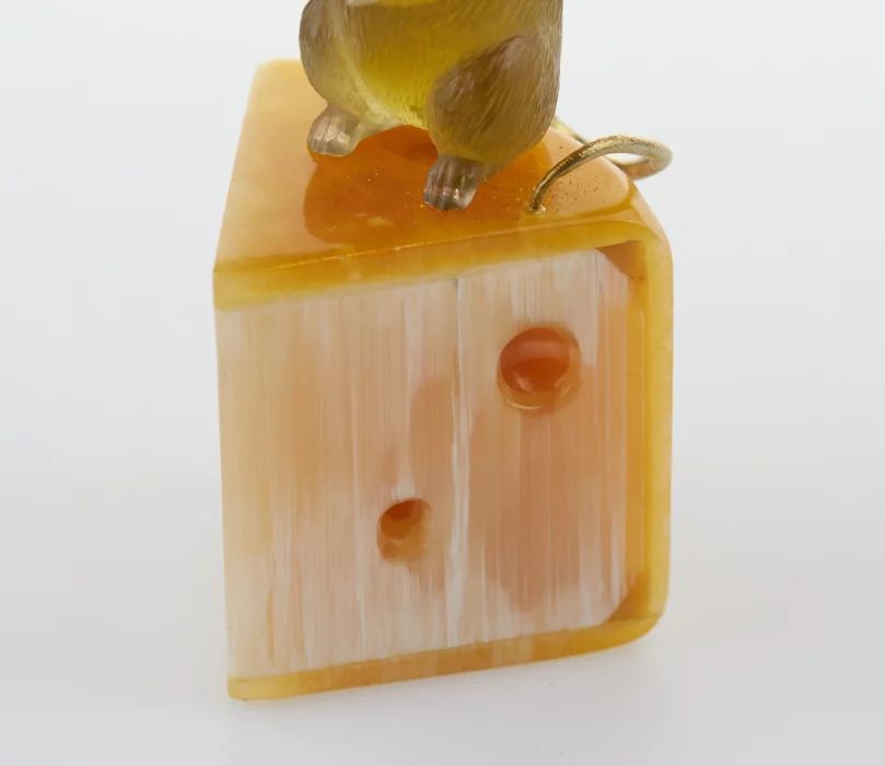 Miniature stone-cutting figurine "Mouse on cheese"