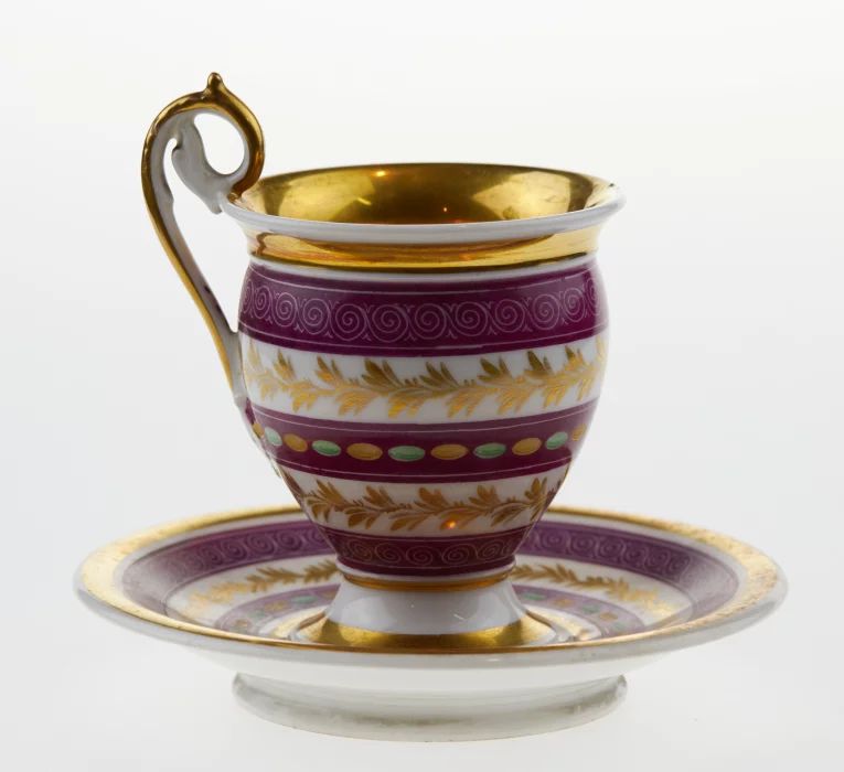 Tasse à thé et soucoupe en porcelaine française.