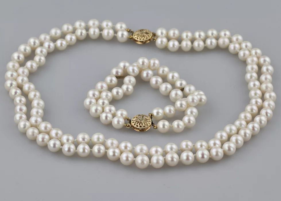 Gold jewelry set. Bracelet and necklace. 