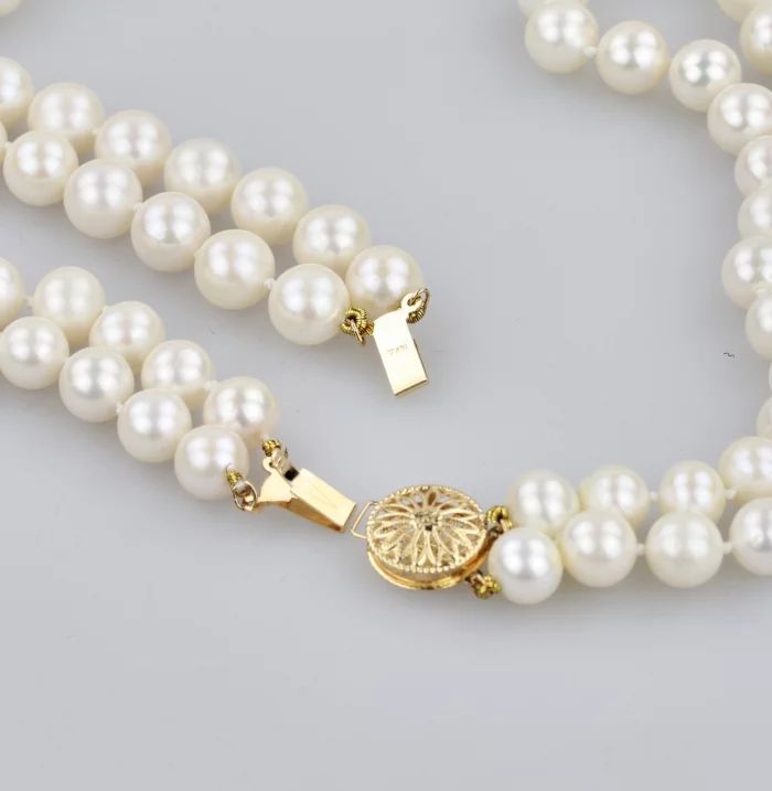 Gold jewelry set. Bracelet and necklace. 
