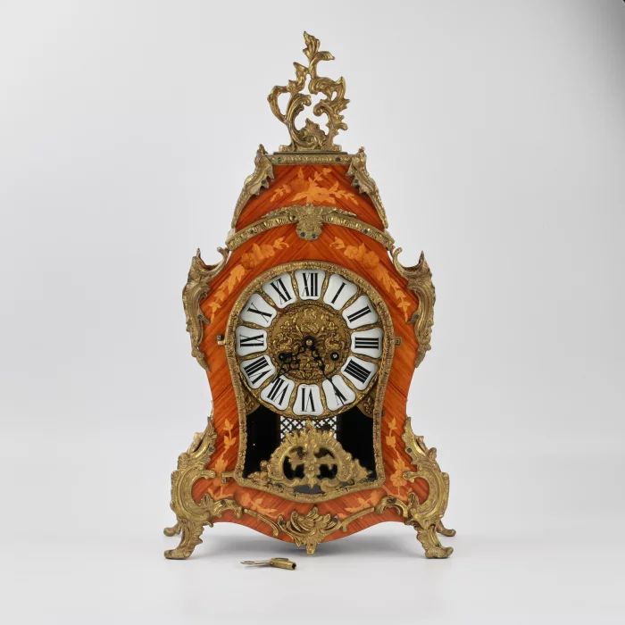 Pulkstenis uz pjedestāla Luija XVI stilā.