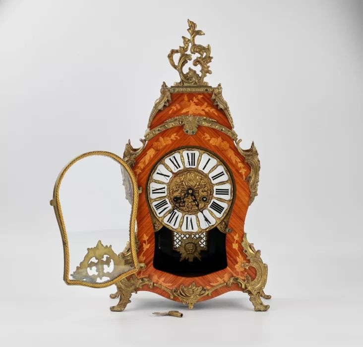 Pendule sur piedestal de style Louis XVI.