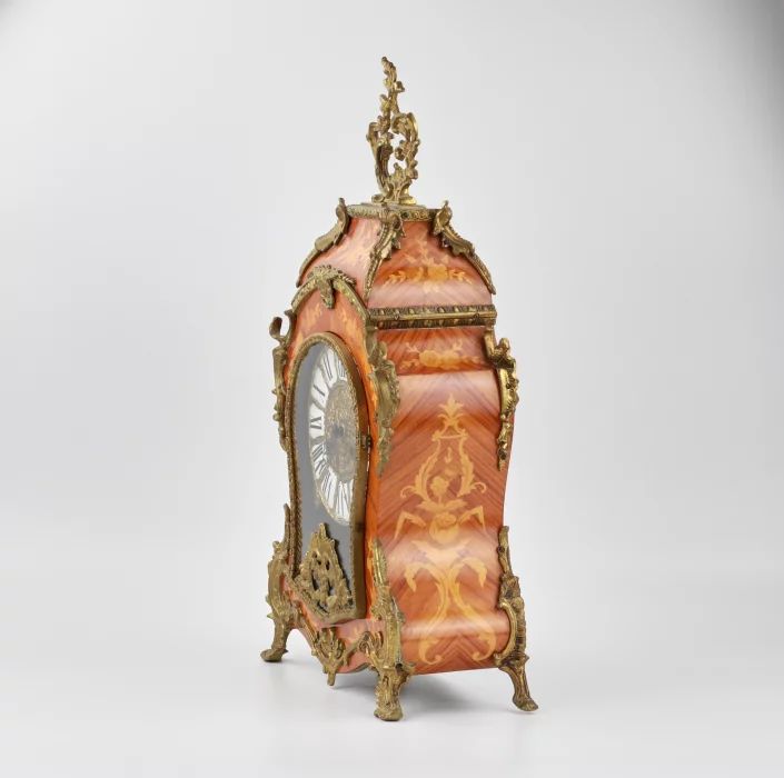 Pendule sur piedestal de style Louis XVI.