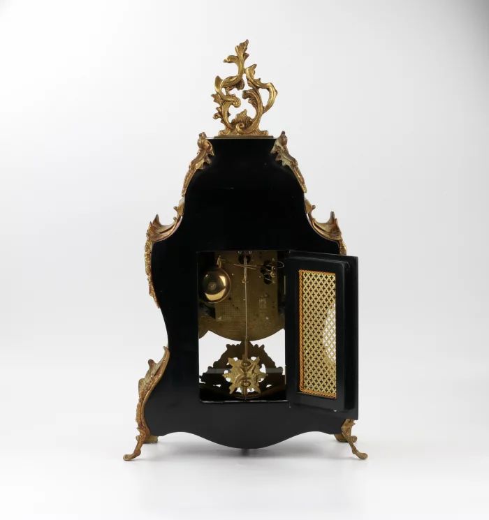 Pendule sur piedestal de style Louis XVI.