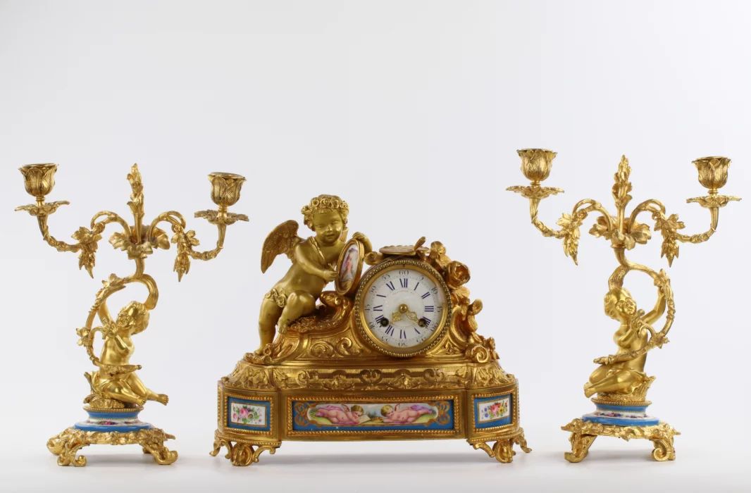 Mantel clock Allegories of Painting of gilded bronze 1920