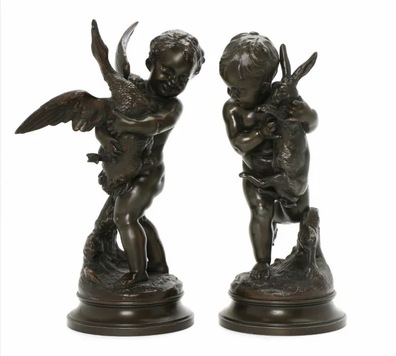 Une paire de sculptures satiriques Jouer aux Cupids